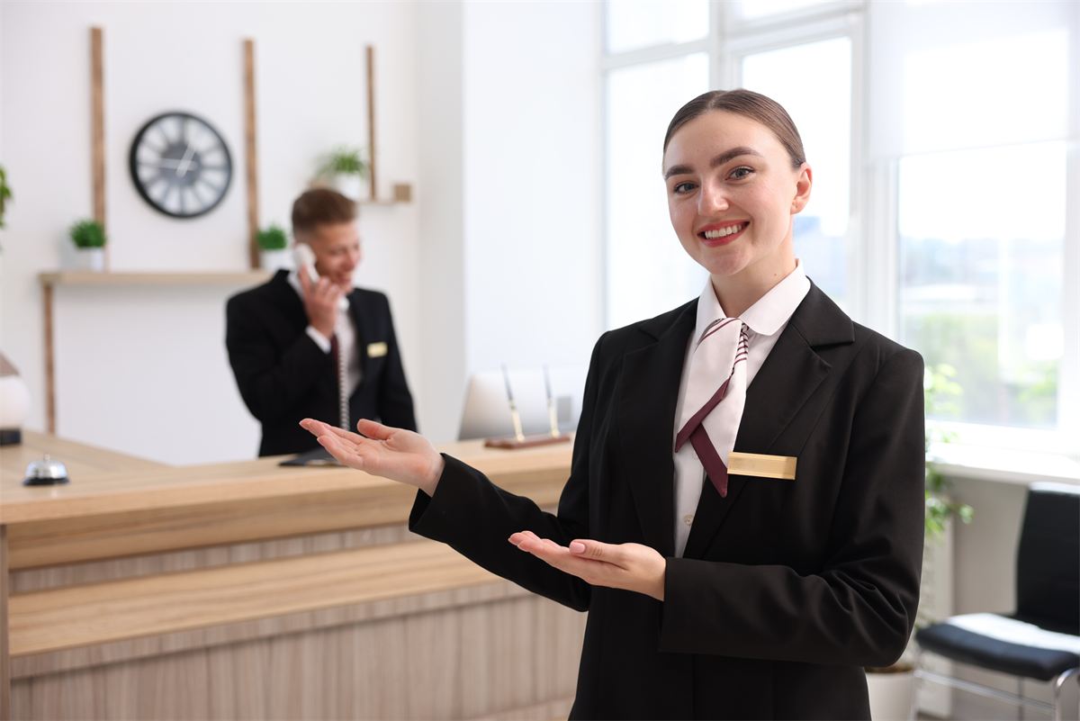 Profissional de recepção em atendimento