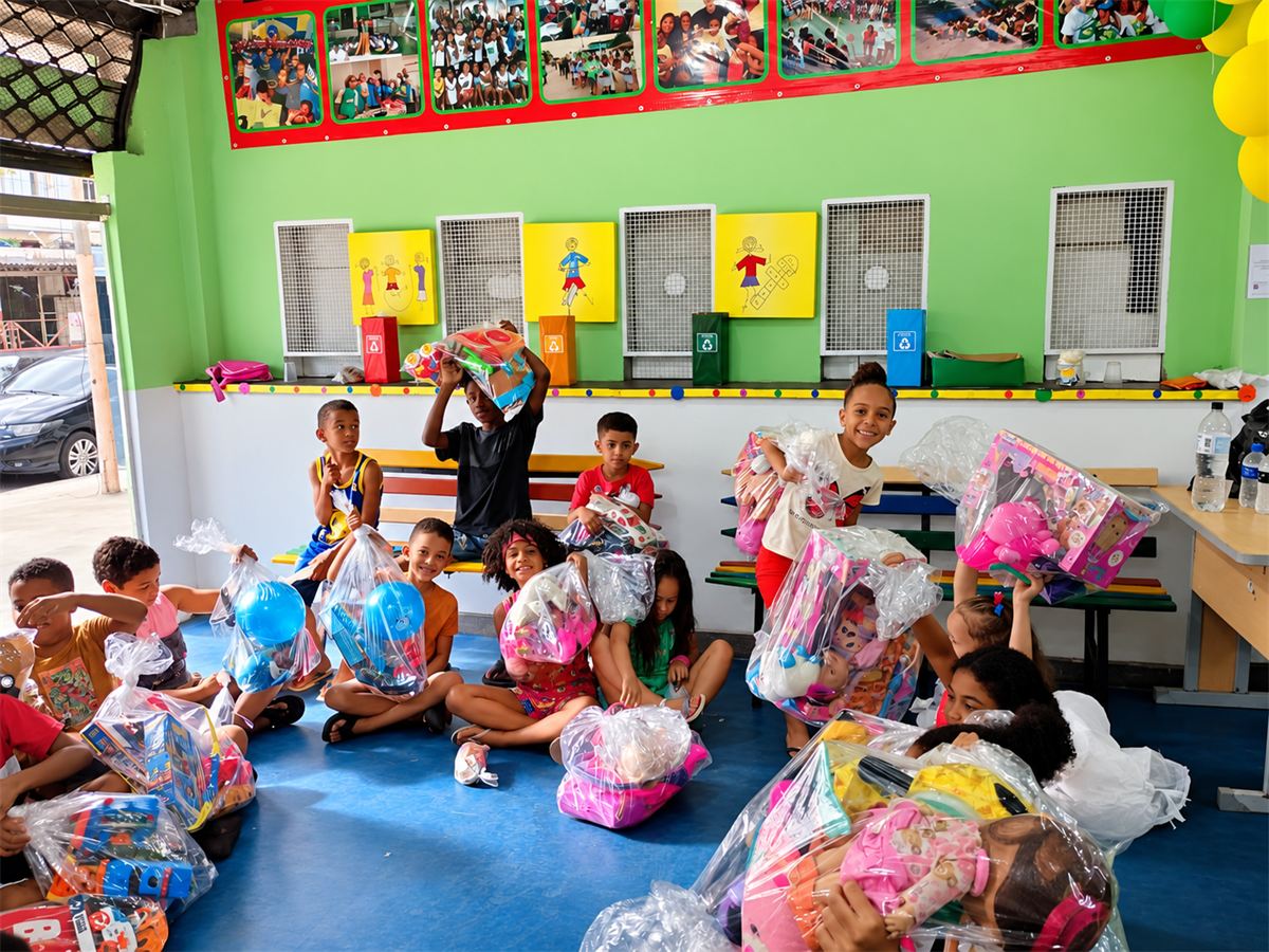 Crianças recebendo kits em uma ação do instituto